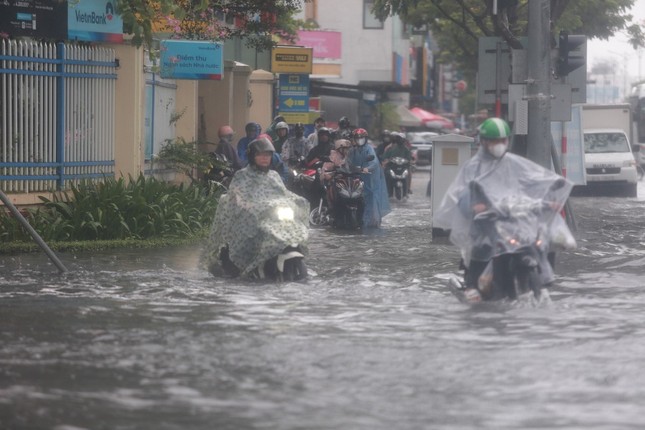 Từ đêm nay, miền Trung chuyển mưa rất lớn- Ảnh 1.