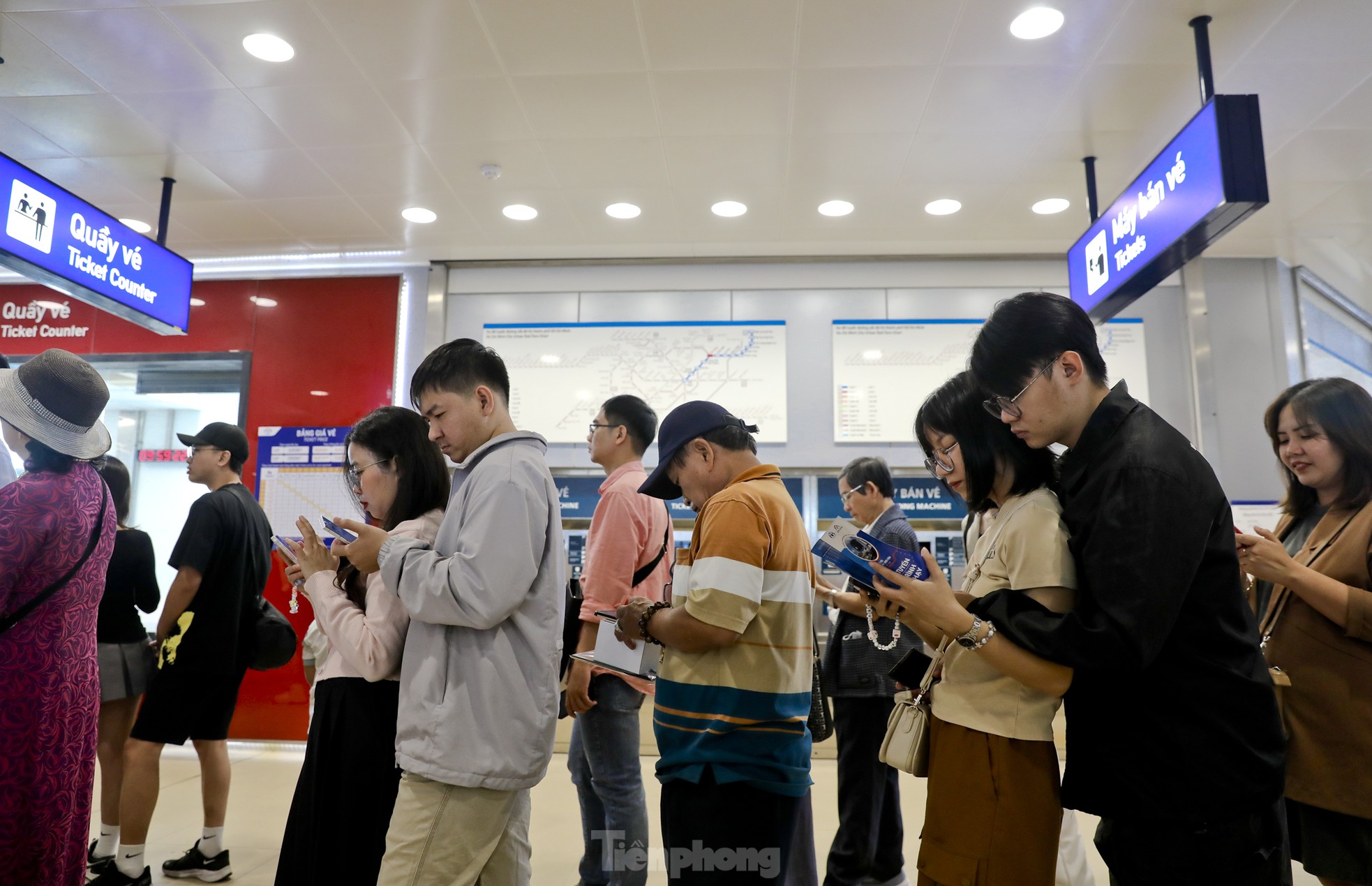 Metro số 1 quá tải ngày đầu, nhiều người không lên được tàu phải bỏ về- Ảnh 9.