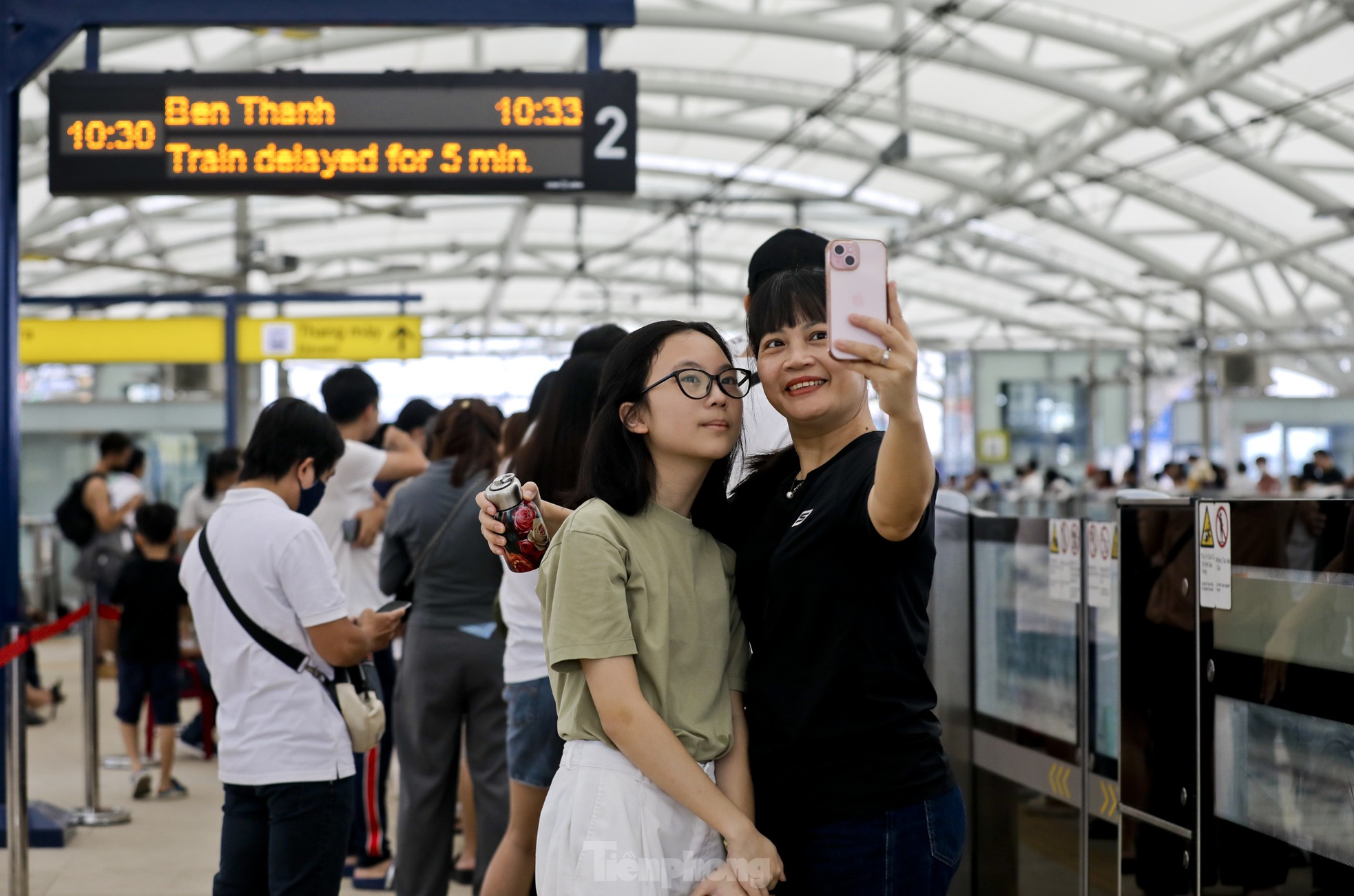 Metro số 1 quá tải ngày đầu, nhiều người không lên được tàu phải bỏ về- Ảnh 6.