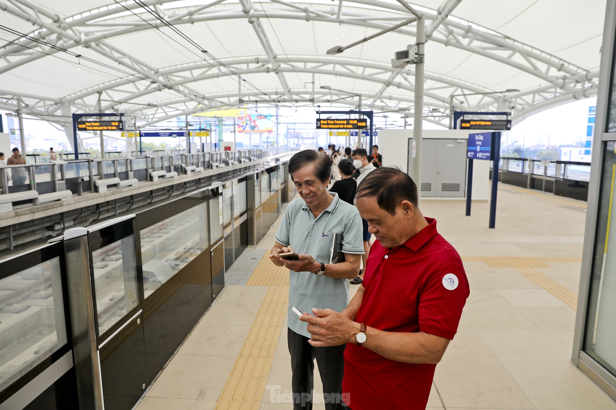 Metro số 1 quá tải ngày đầu, nhiều người không lên được tàu phải bỏ về- Ảnh 5.