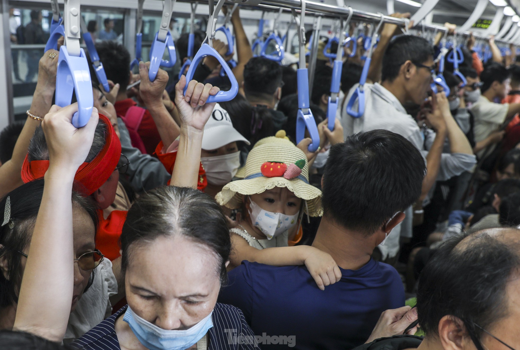 Metro số 1 quá tải ngày đầu, nhiều người không lên được tàu phải bỏ về- Ảnh 4.