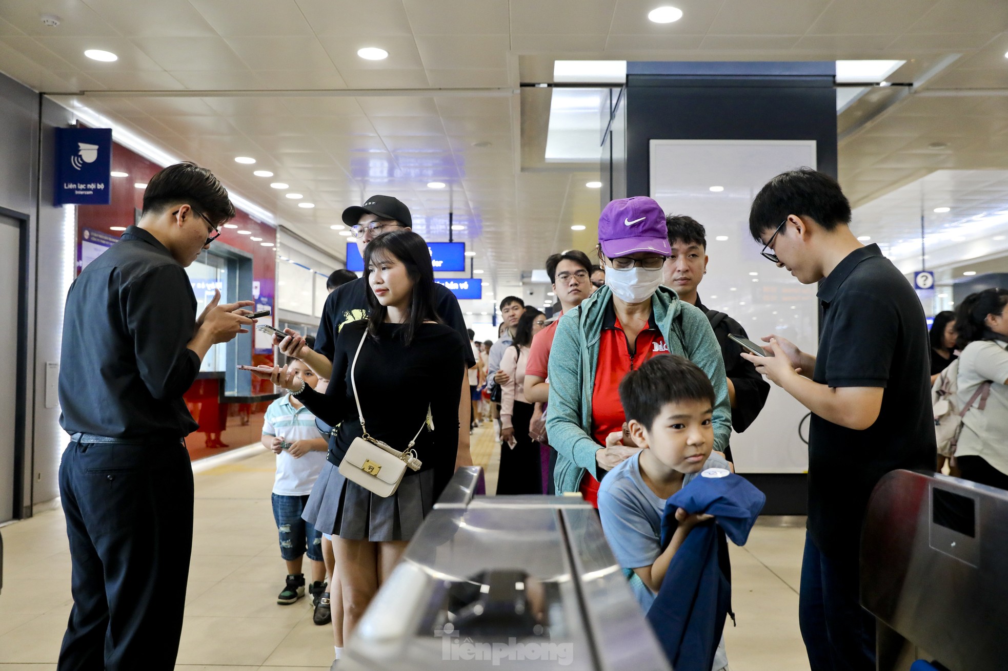 Metro số 1 quá tải ngày đầu, nhiều người không lên được tàu phải bỏ về- Ảnh 10.