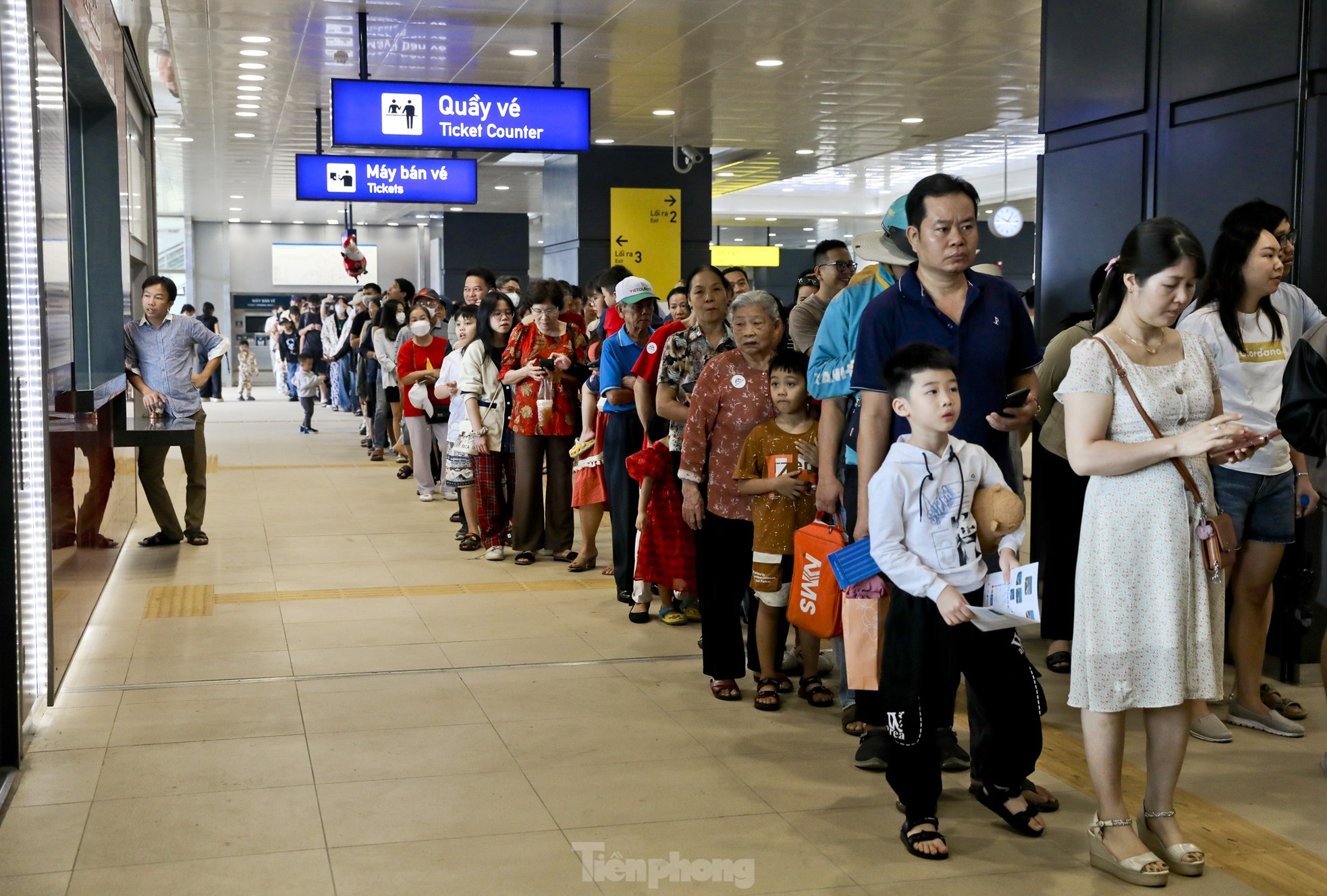 Metro số 1 quá tải ngày đầu, nhiều người không lên được tàu phải bỏ về- Ảnh 12.