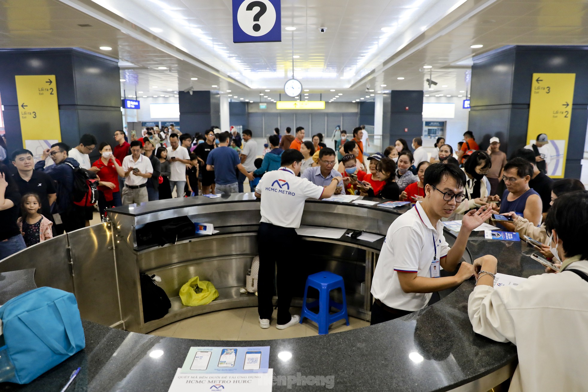 Metro số 1 quá tải ngày đầu, nhiều người không lên được tàu phải bỏ về- Ảnh 7.