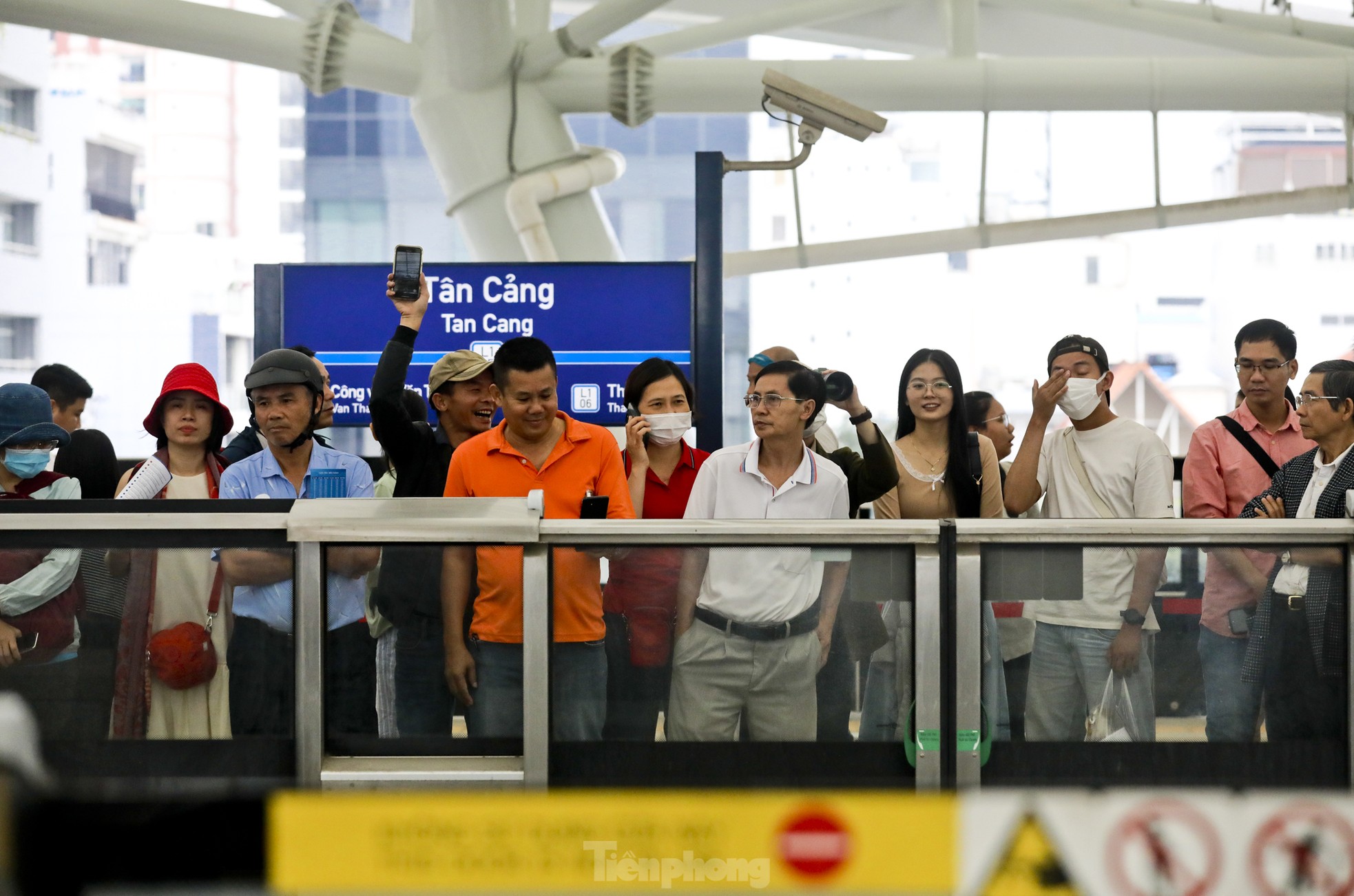 Metro số 1 quá tải ngày đầu, nhiều người không lên được tàu phải bỏ về- Ảnh 15.