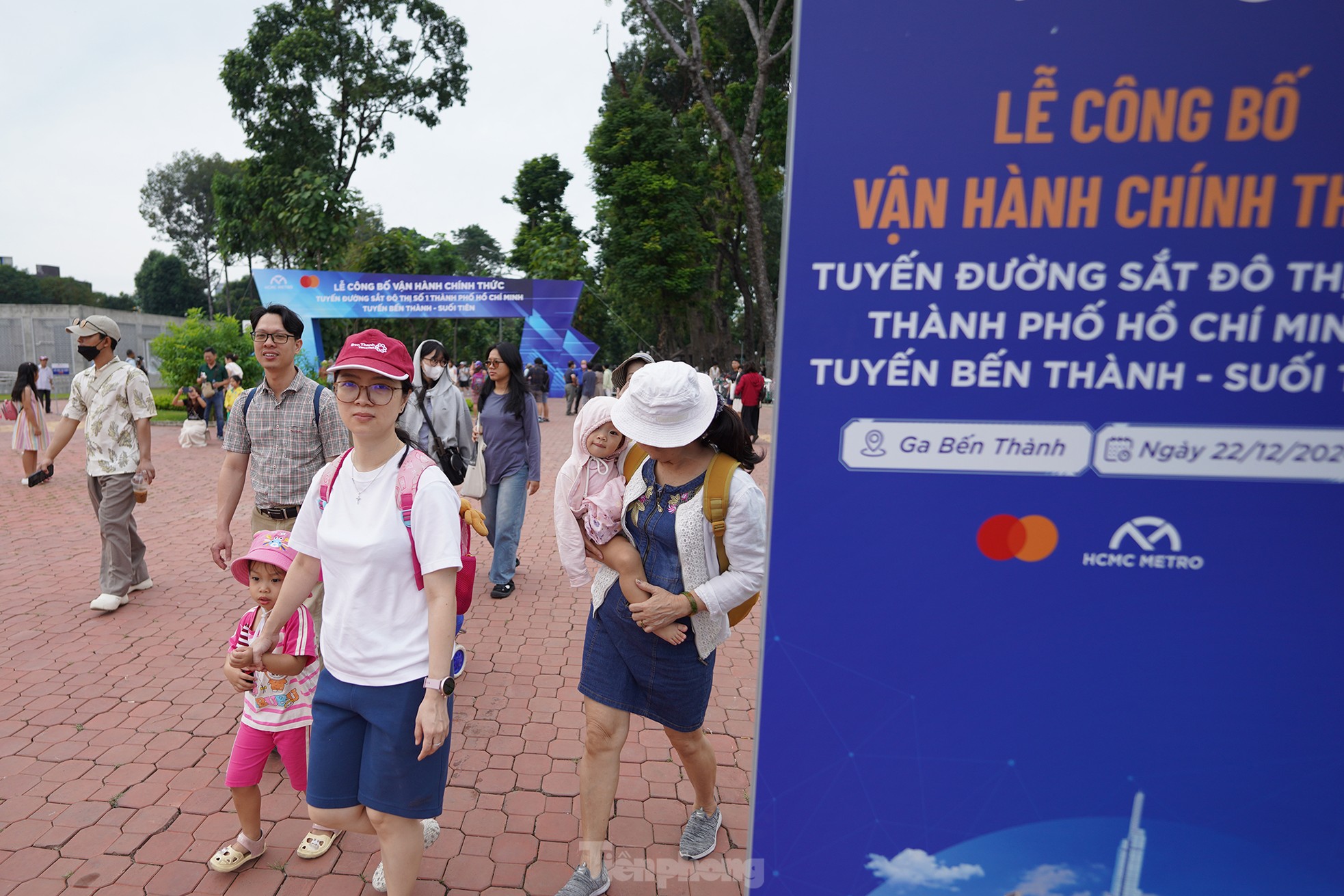 Hàng ngàn người xếp hàng từ sáng sớm để đi metro số 1 ngày đầu vận hành- Ảnh 13.