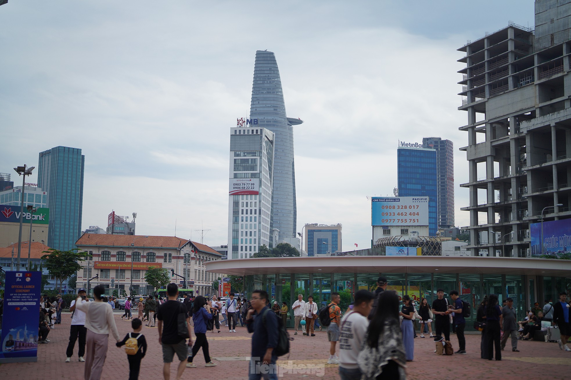 Hàng ngàn người xếp hàng từ sáng sớm để đi metro số 1 ngày đầu vận hành- Ảnh 16.