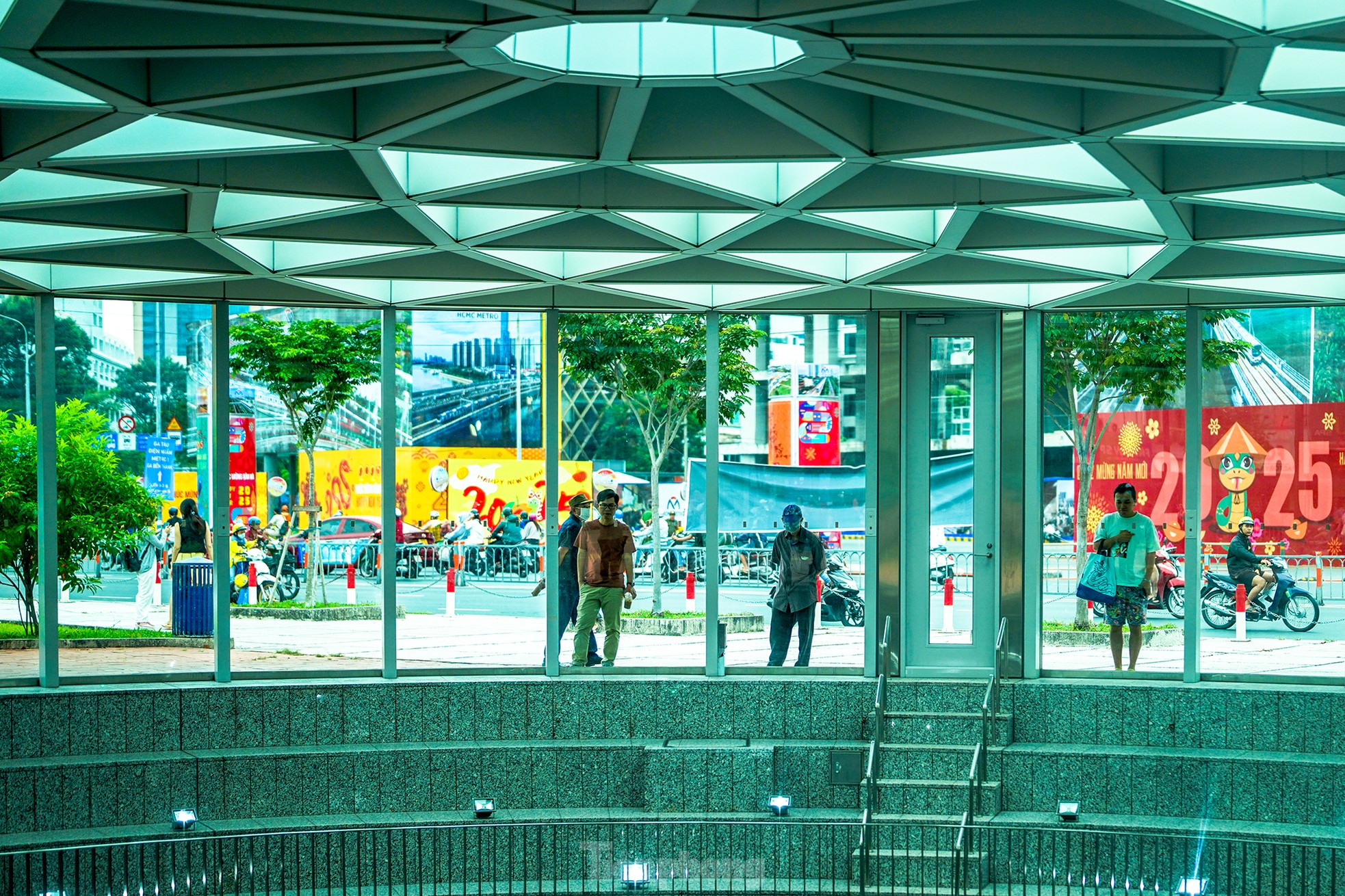 Hàng ngàn người xếp hàng từ sáng sớm để đi metro số 1 ngày đầu vận hành- Ảnh 17.