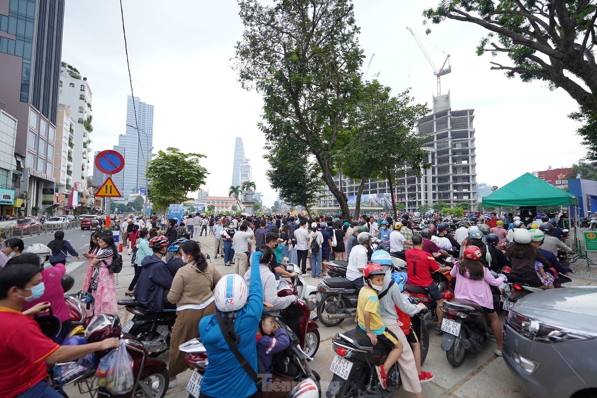 Hàng ngàn người xếp hàng từ sáng sớm để đi metro số 1 ngày đầu vận hành- Ảnh 6.