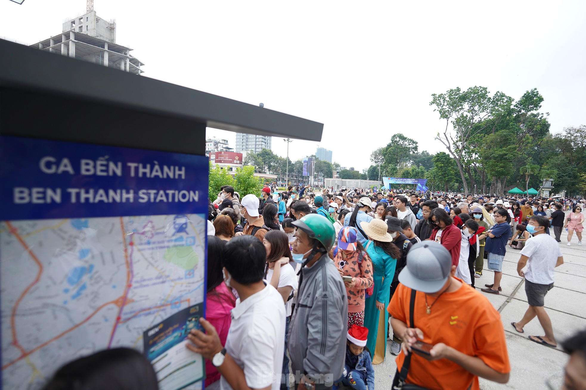 Hàng ngàn người xếp hàng từ sáng sớm để đi metro số 1 ngày đầu vận hành- Ảnh 5.