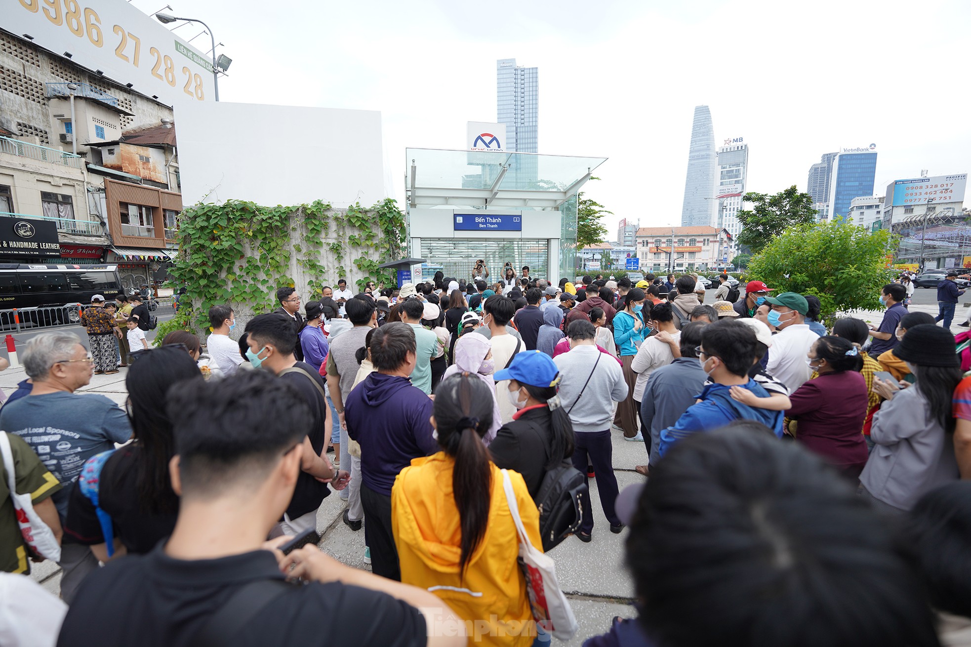 Hàng ngàn người xếp hàng từ sáng sớm để đi metro số 1 ngày đầu vận hành- Ảnh 15.