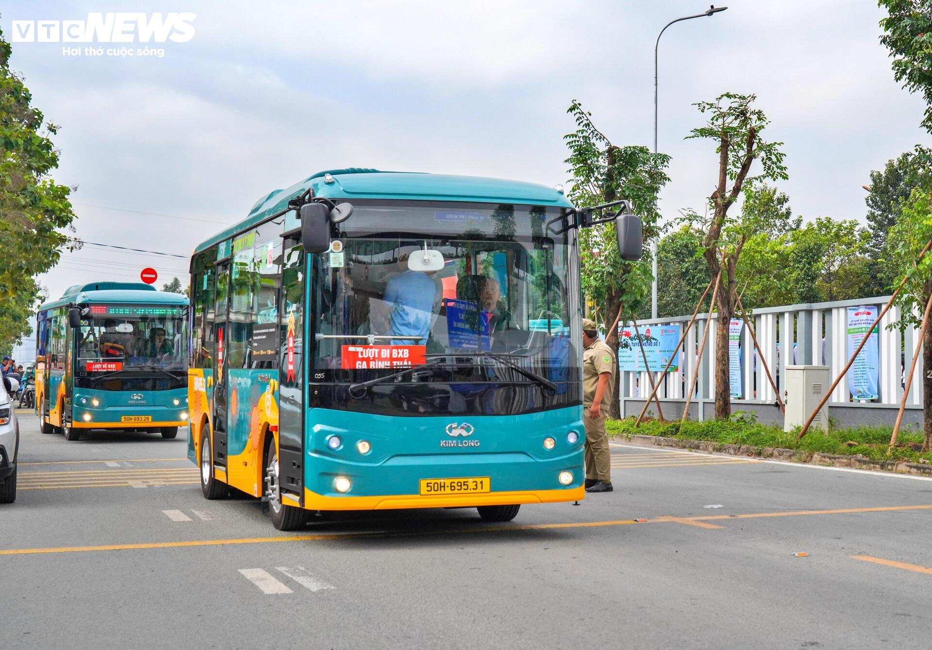 Giới trẻ thi nhau 'check-in' tàu Metro số 1 trước ngày chạy thương mại- Ảnh 13.