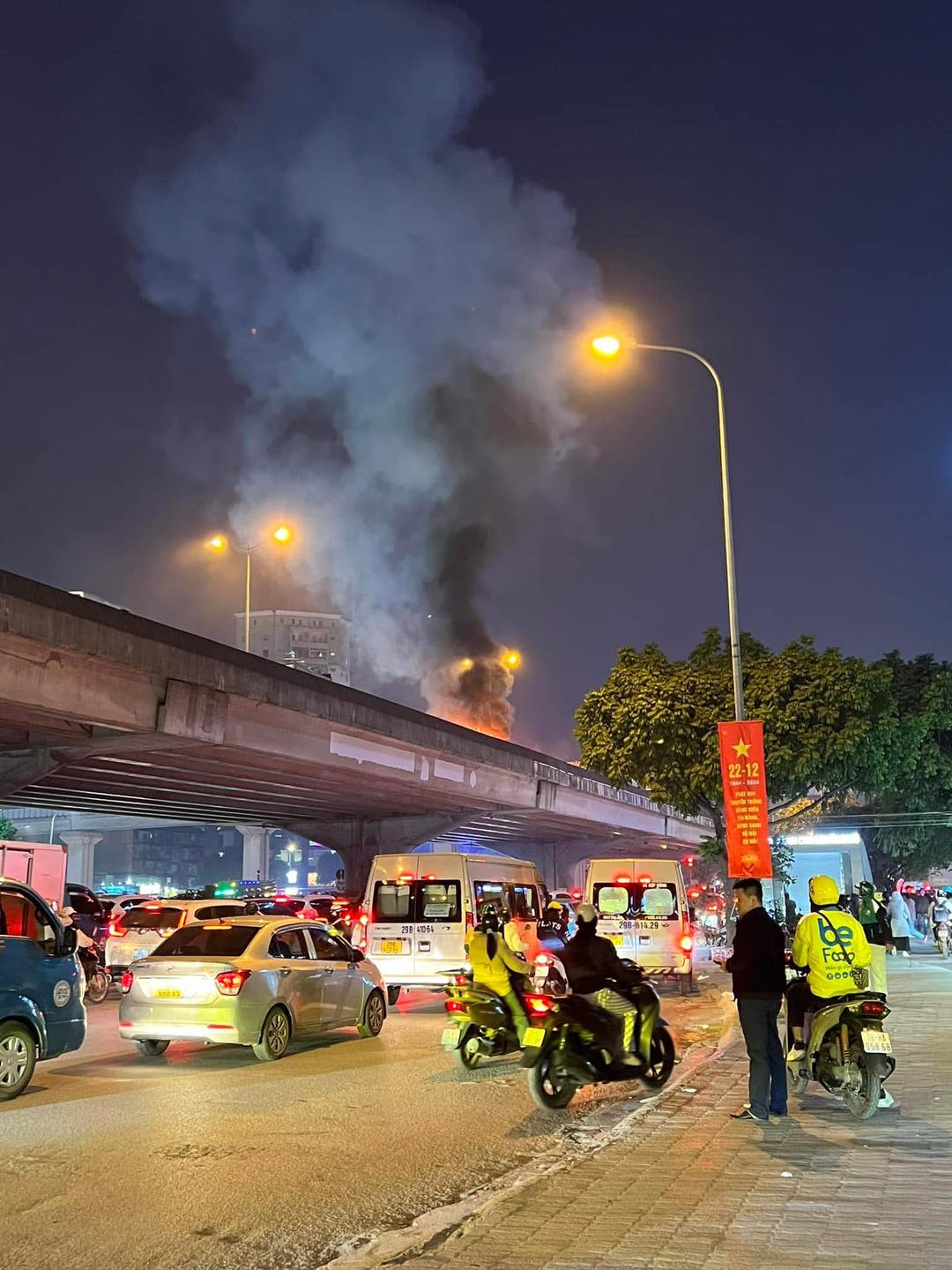 Hà Nội: Xe ô tô tải bốc cháy dữ dội tại đường Vành đai 3 trên cao- Ảnh 1.