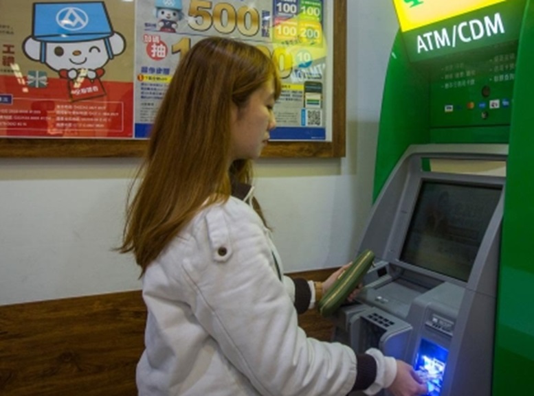 Gửi 44 triệu đồng tại cây ATM, kiểm tra lại vẫn không thấy tiền trong tài khoản: Người phụ nữ suýt mất tiền vì quên làm 1 việc- Ảnh 1.