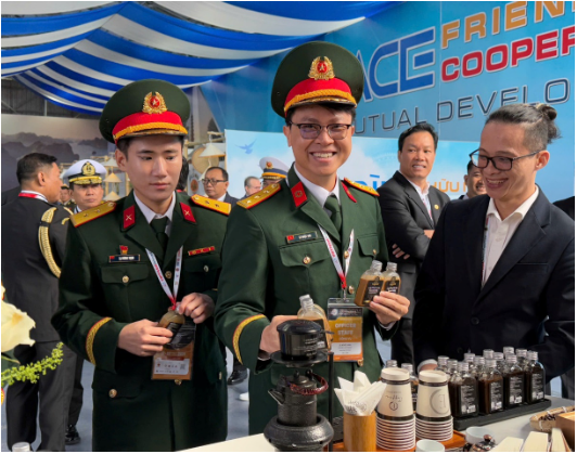 Ấn tượng Trung Nguyên E-Coffee tại Triển lãm Quốc phòng quốc tế Việt Nam 2024- Ảnh 2.