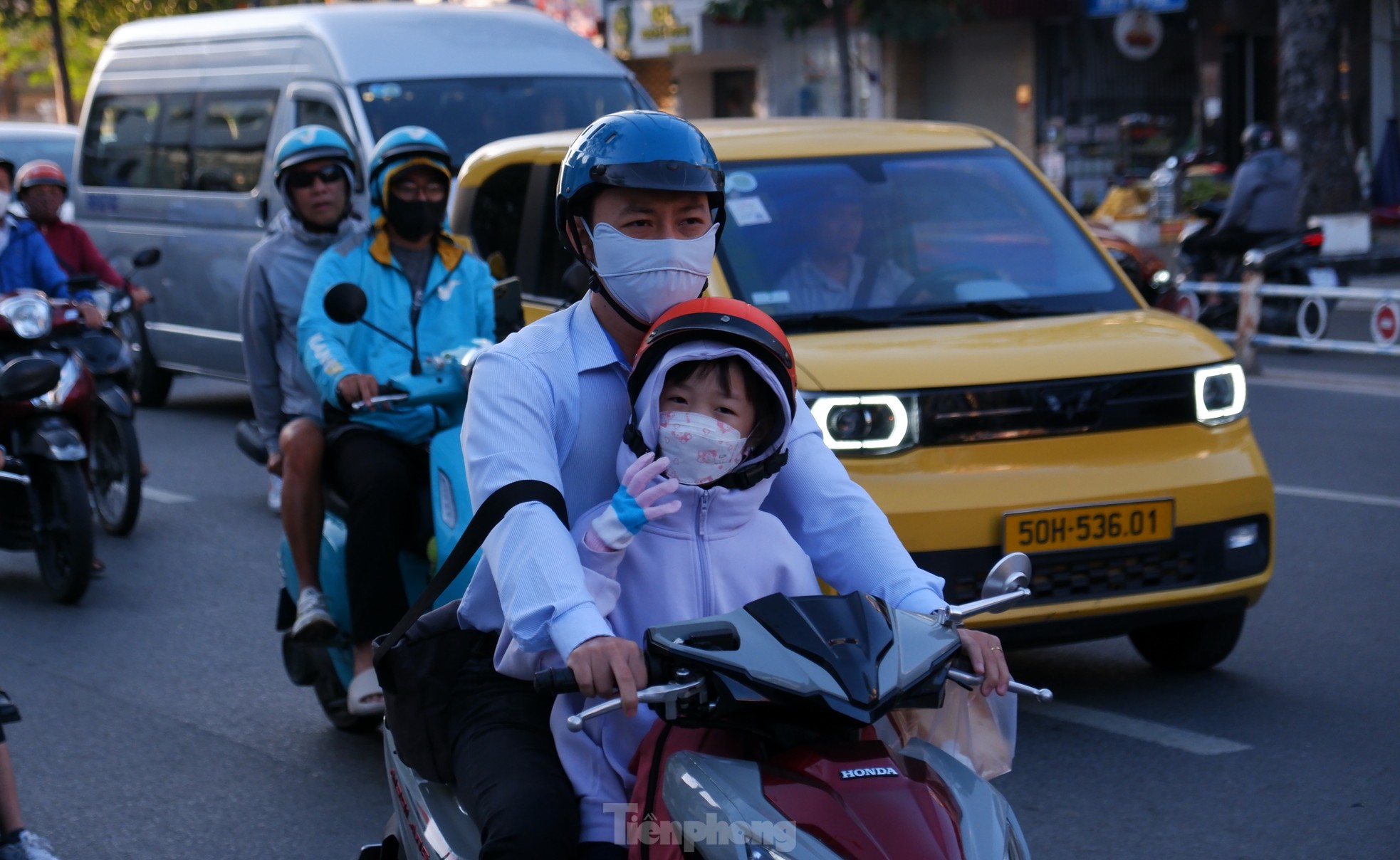 Người dân TPHCM 'lạnh cóng tay' khi ra đường sáng nay- Ảnh 5.