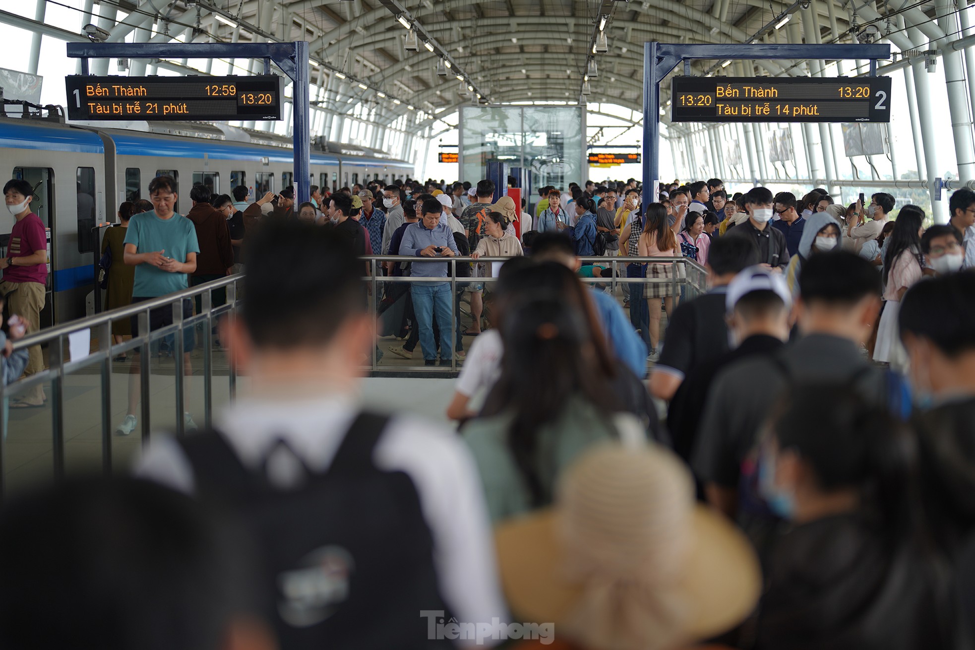 Cảm nhận của người dân sau khi chính thức 'vi vu' trên metro số 1- Ảnh 1.