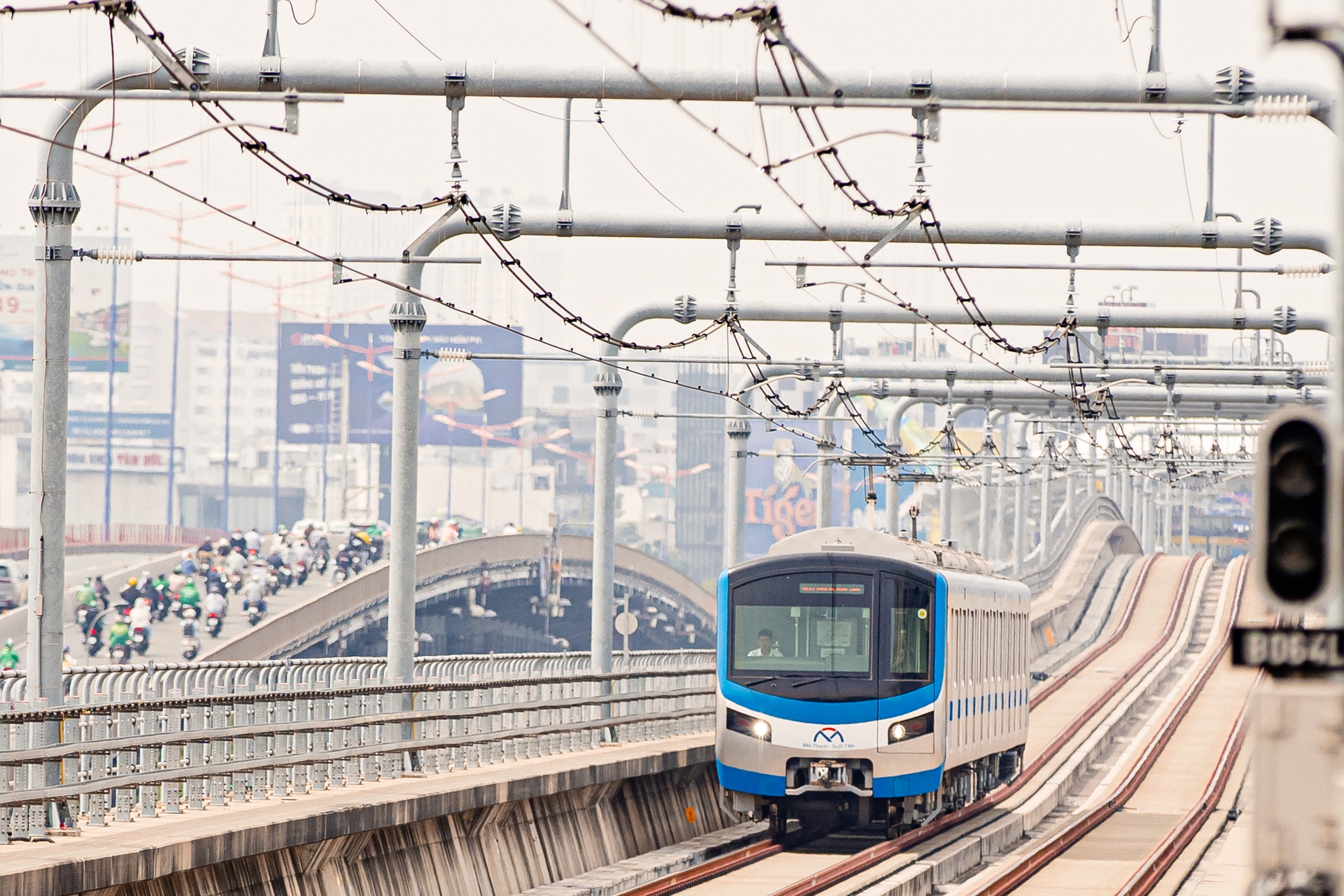 Gen Z rủ nhau đi làm bằng tuyến metro số 1 của TP.HCM: Chưa uống hết ly nước đã tới nơi, nó xịn mà nó Việt Nam!- Ảnh 6.