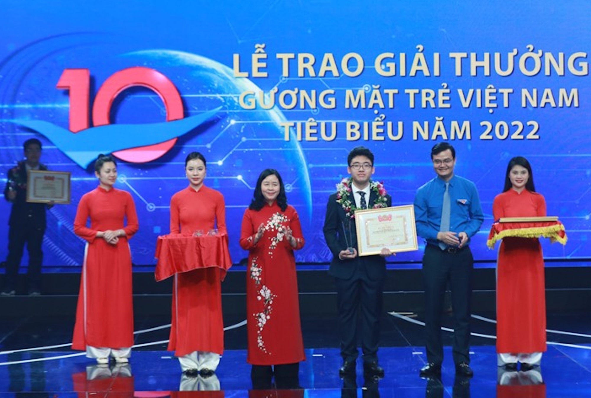 Một nhân vật Việt Nam lập kỳ tích tại Olympic Vật lý quốc tế: 17 tuổi được trao Huân chương Lao động hạng Nhất, nhận học bổng 9 tỷ đồng của MIT- Ảnh 4.