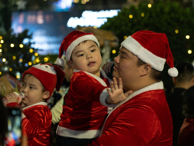 Ngay lúc này: Người dân cả nước nô nức xuống đường từ sớm đón Giáng Sinh, phố phường người người chen chân- Ảnh 6.