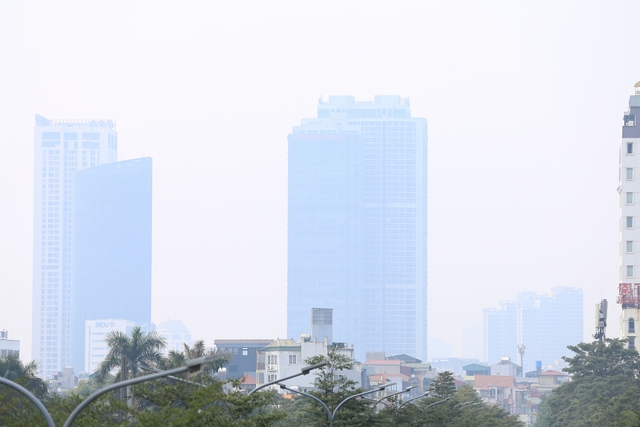 Hà Nội mù mịt bụi mịn từ sáng đến đêm, nhiều người dân than trời vì khó chịu- Ảnh 5.