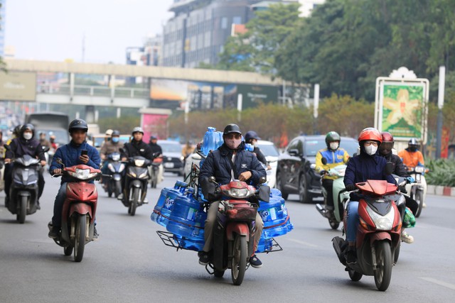 Hà Nội mù mịt bụi mịn từ sáng đến đêm, nhiều người dân than trời vì khó chịu- Ảnh 15.