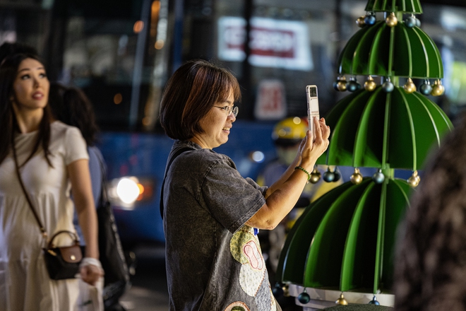 Ngay lúc này: Người dân cả nước nô nức xuống đường từ sớm đón Giáng Sinh, phố phường người người chen chân- Ảnh 28.