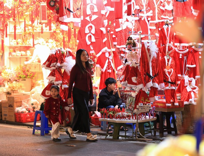 Ngay lúc này: Người dân cả nước nô nức xuống đường từ sớm đón Giáng Sinh, phố phường người người chen chân- Ảnh 14.