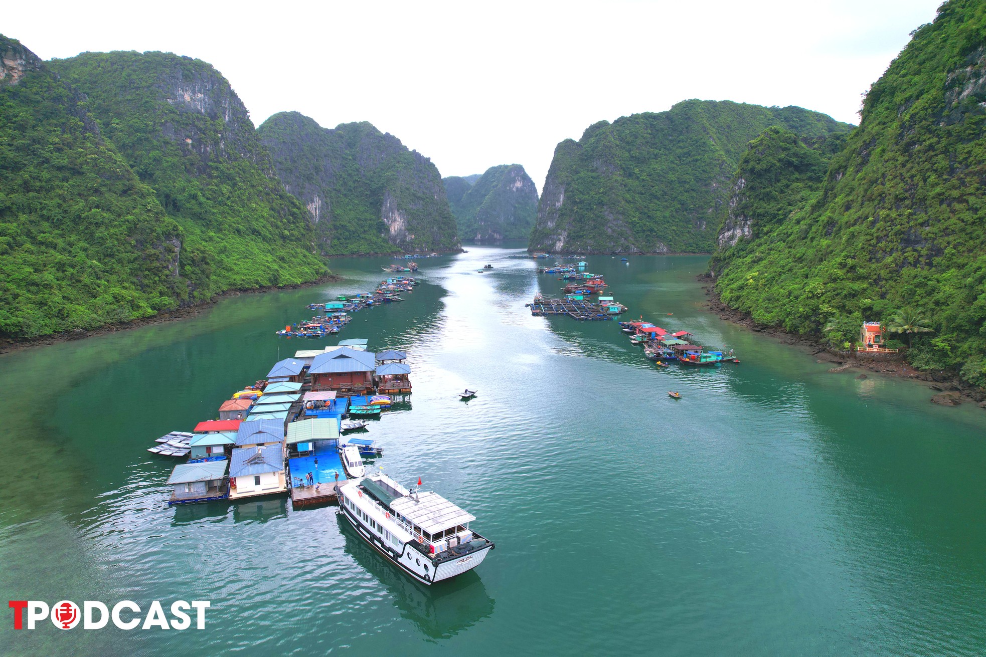 Quảng Ninh: 'Vịnh Hạ Long chưa bao giờ nằm trong danh sách Di sản lâm nguy'- Ảnh 1.