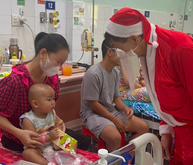 "Vua hàng hiệu" Johnathan Hạnh Nguyễn mặc đồ ông già Noel, lì xì 5 triệu/phong bao, chi 500 triệu mua thuốc cho các bé tại BV Nhi đồng 2 Tp.HCM- Ảnh 3.