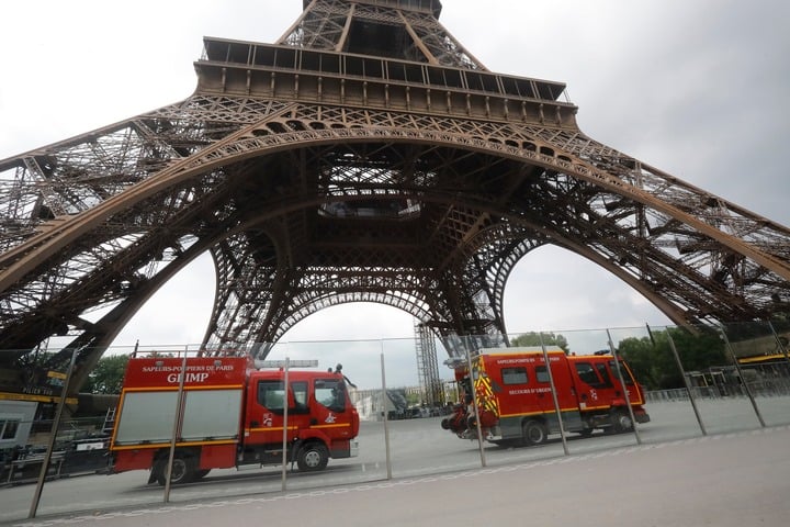 Tháp Eiffel bốc cháy ngay trước đêm Giáng sinh- Ảnh 1.