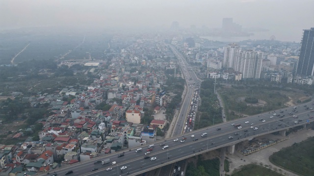 Hà Nội mù mịt bụi mịn từ sáng đến đêm, nhiều người dân than trời vì khó chịu- Ảnh 2.