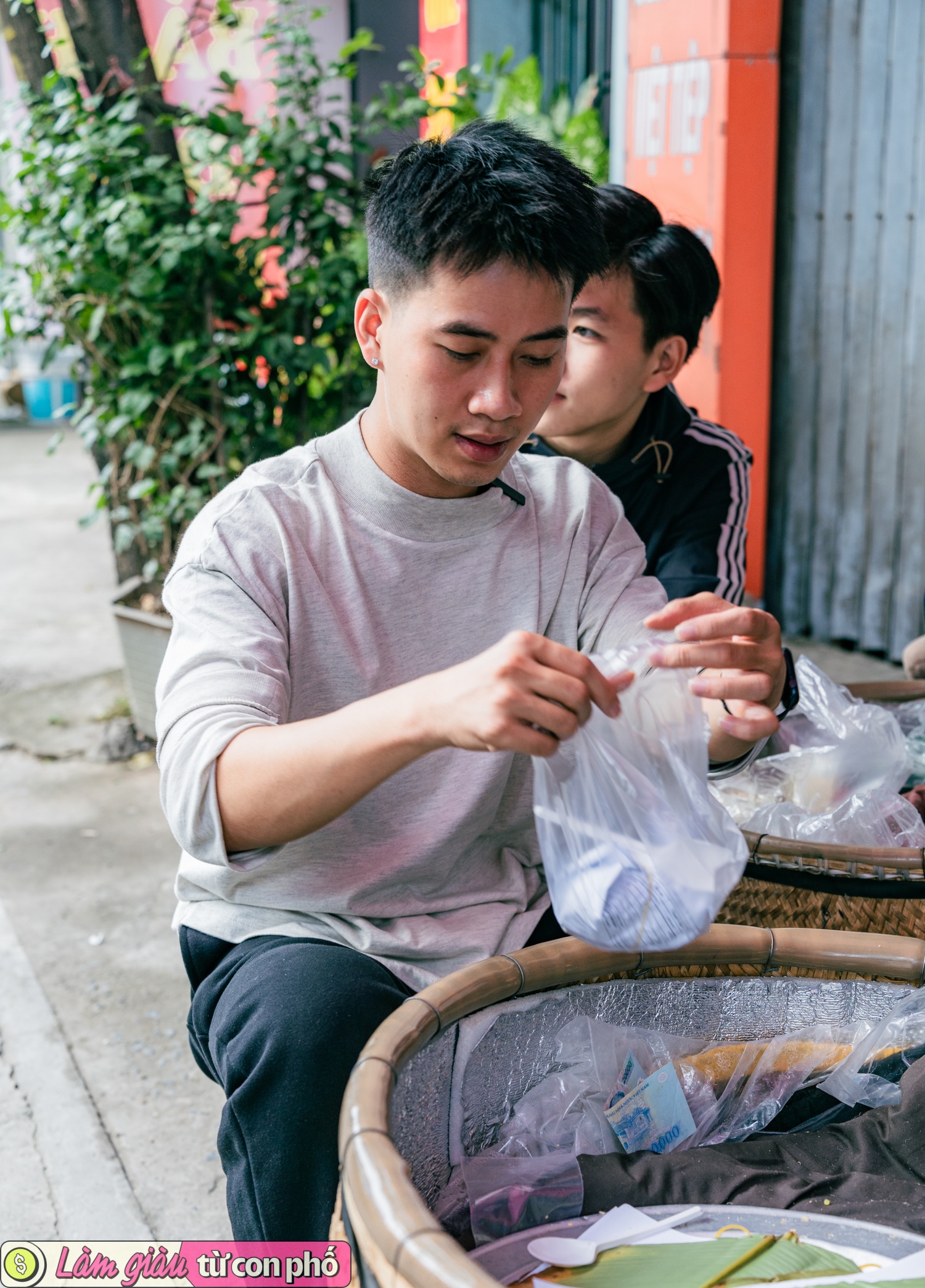 Làm giàu từ con phố: Câu chuyện khởi nghiệp từ gánh xôi của cặp vợ chồng trẻ nổi tiếng TikTok, vốn ít - được nhiều nhưng mất... ngủ!- Ảnh 12.