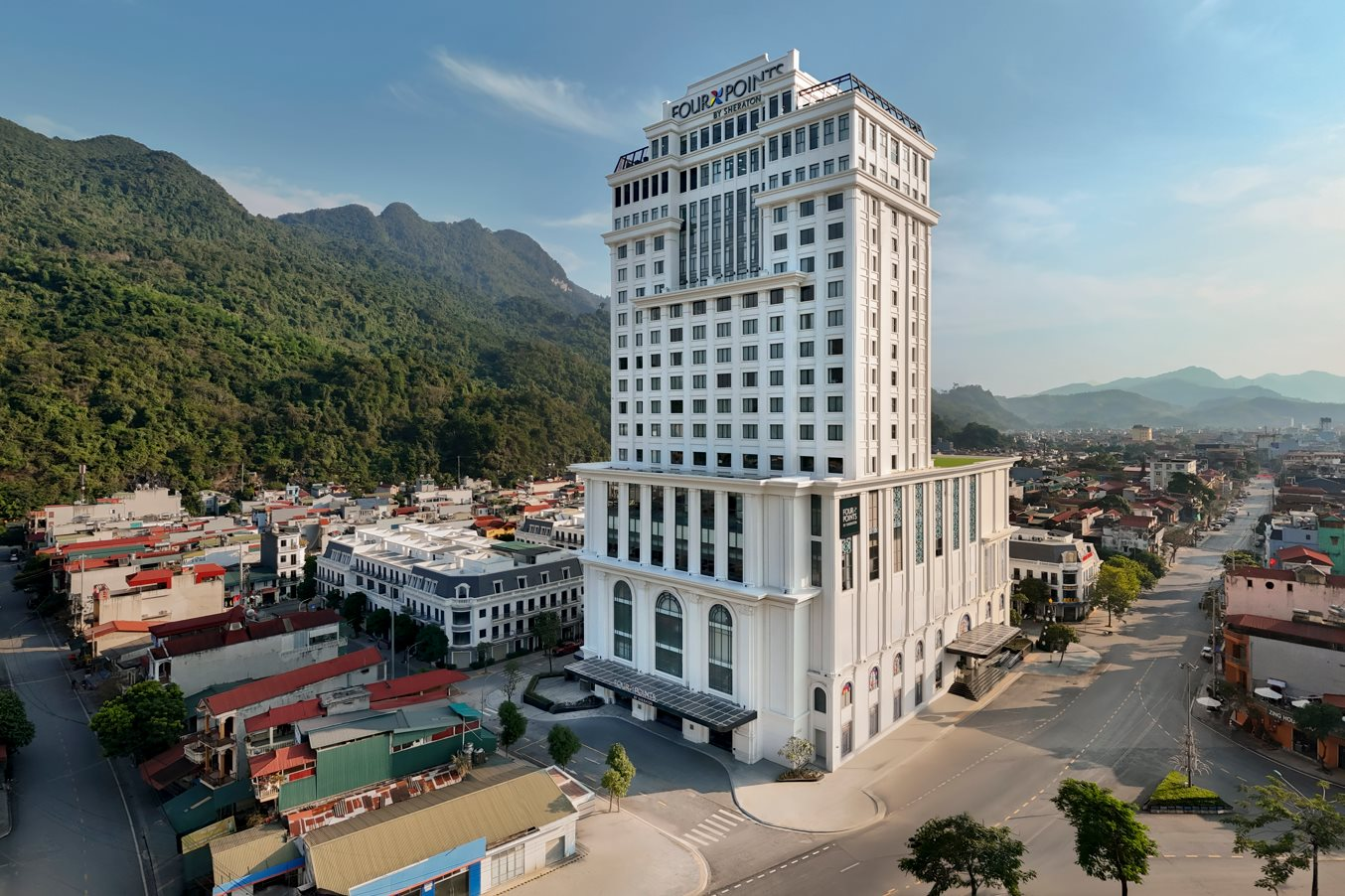 Khai trương khách sạn hạng sang ở vùng núi cao, lãnh đạo Marriott kỳ vọng hút thêm khách quốc tế chi tiêu cao tới vùng đất "đá cũng nở hoa"- Ảnh 1.