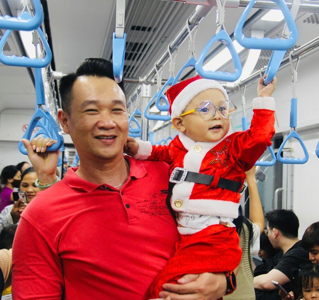 Hơn 90.000 người đi tàu metro TPHCM trong ngày Giáng sinh- Ảnh 4.