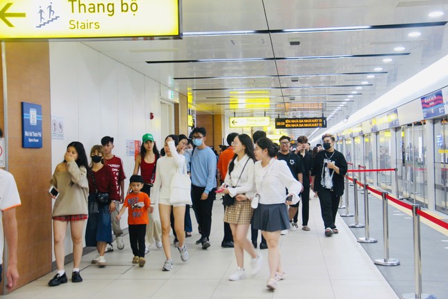 Hơn 90.000 người đi tàu metro TPHCM trong ngày Giáng sinh- Ảnh 1.