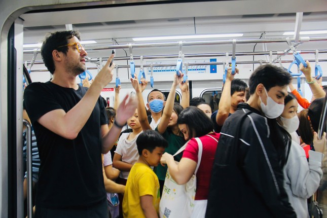 Hơn 90.000 người đi tàu metro TPHCM trong ngày Giáng sinh- Ảnh 3.