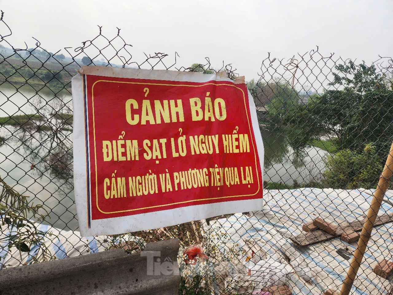 Hà Nội: Đê sạt lở, nhà dân bị nghiêng, nứt- Ảnh 9.