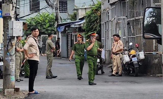 Hiện trường vụ cháy khu trọ khiến 2 vợ chồng trẻ tử vong, công an đang đưa nhiều người đi cấp cứu- Ảnh 6.