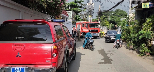 Hiện trường vụ cháy khu trọ khiến 2 vợ chồng trẻ tử vong, công an đang đưa nhiều người đi cấp cứu- Ảnh 4.