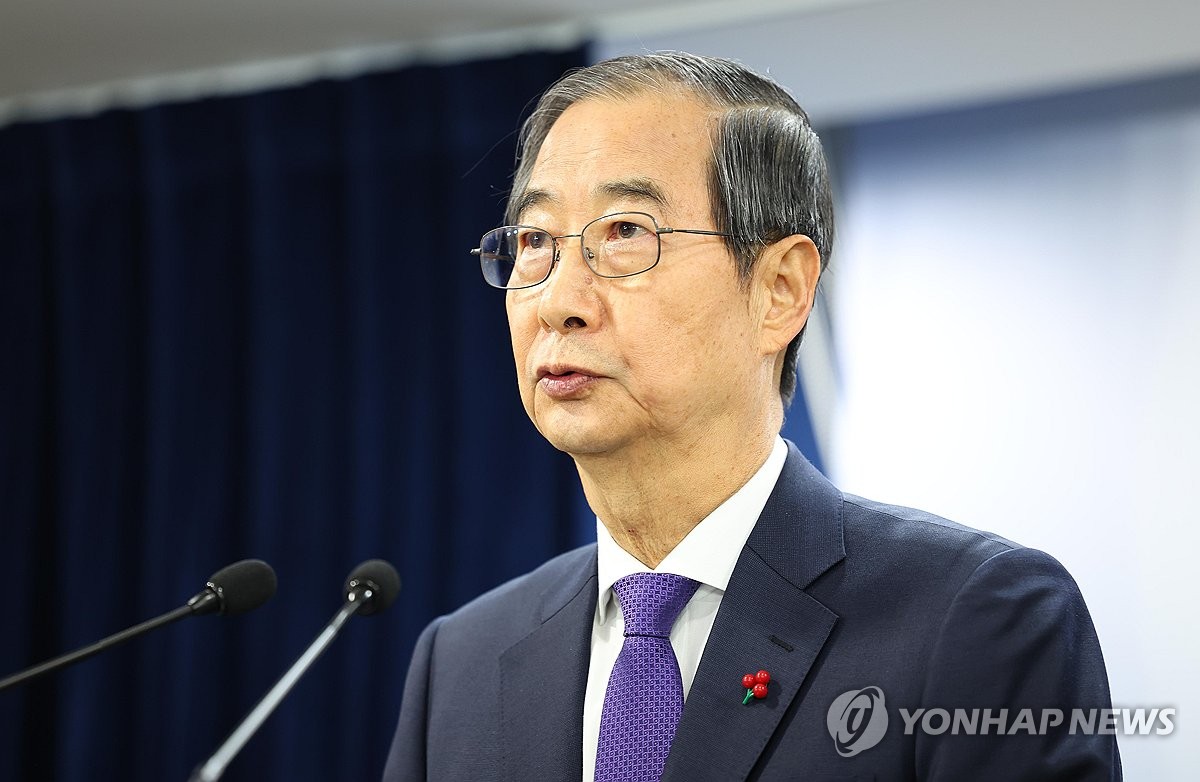 Acting President Han Duck-soo delivers an address to the nation at the government complex in Seoul on Dec. 26, 2024. (Pool photo) (Yonhap)