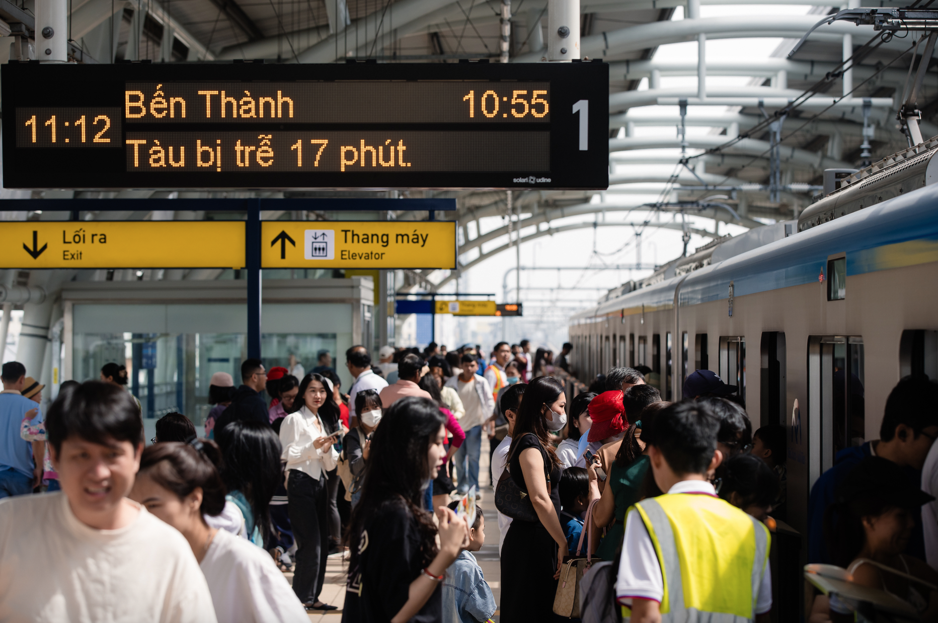 Anh nhân viên tại Metro Bến Thành - Suối Tiên bất ngờ được săn đón vì lý do đặc biệt, dân tình thi nhau kéo đến chụp ảnh cùng- Ảnh 3.