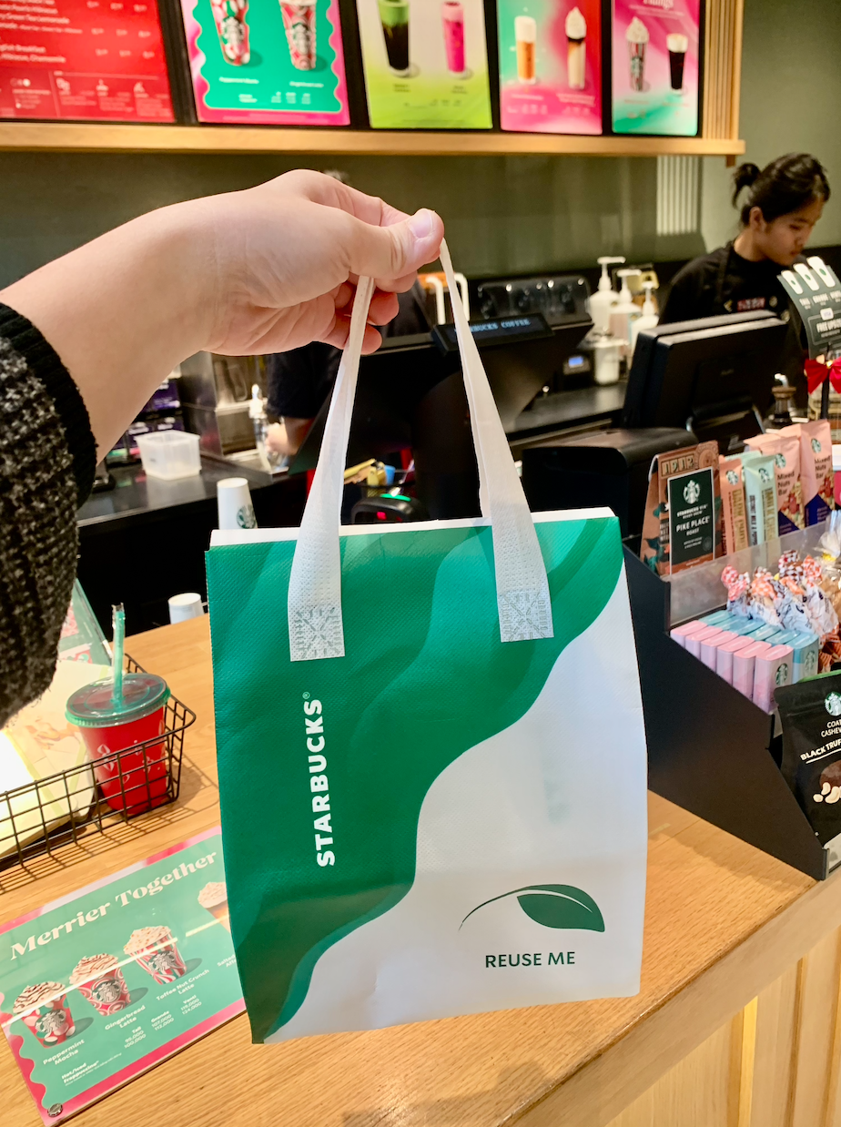 Starbucks chính thức thu phí túi giấy dùng 1 lần, toàn bộ tiền sẽ được trích ra cho hoạt động đặc biệt- Ảnh 4.