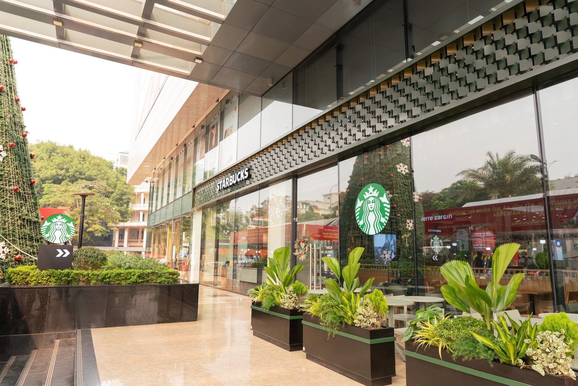 Vì sao Starbucks Việt Nam lại quyết định mở cửa hàng ồ ạt và phủ đến 16 tỉnh thành trong giai đoạn kinh tế khó khăn?- Ảnh 2.