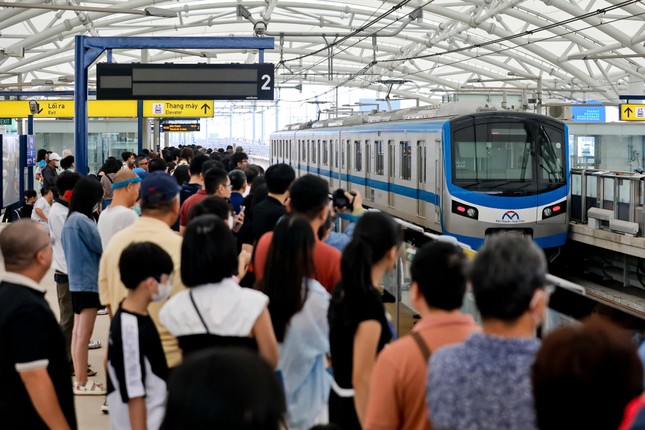 Hơn 530.000 lượt khách trong 6 ngày vận hành Metro 1- Ảnh 1.