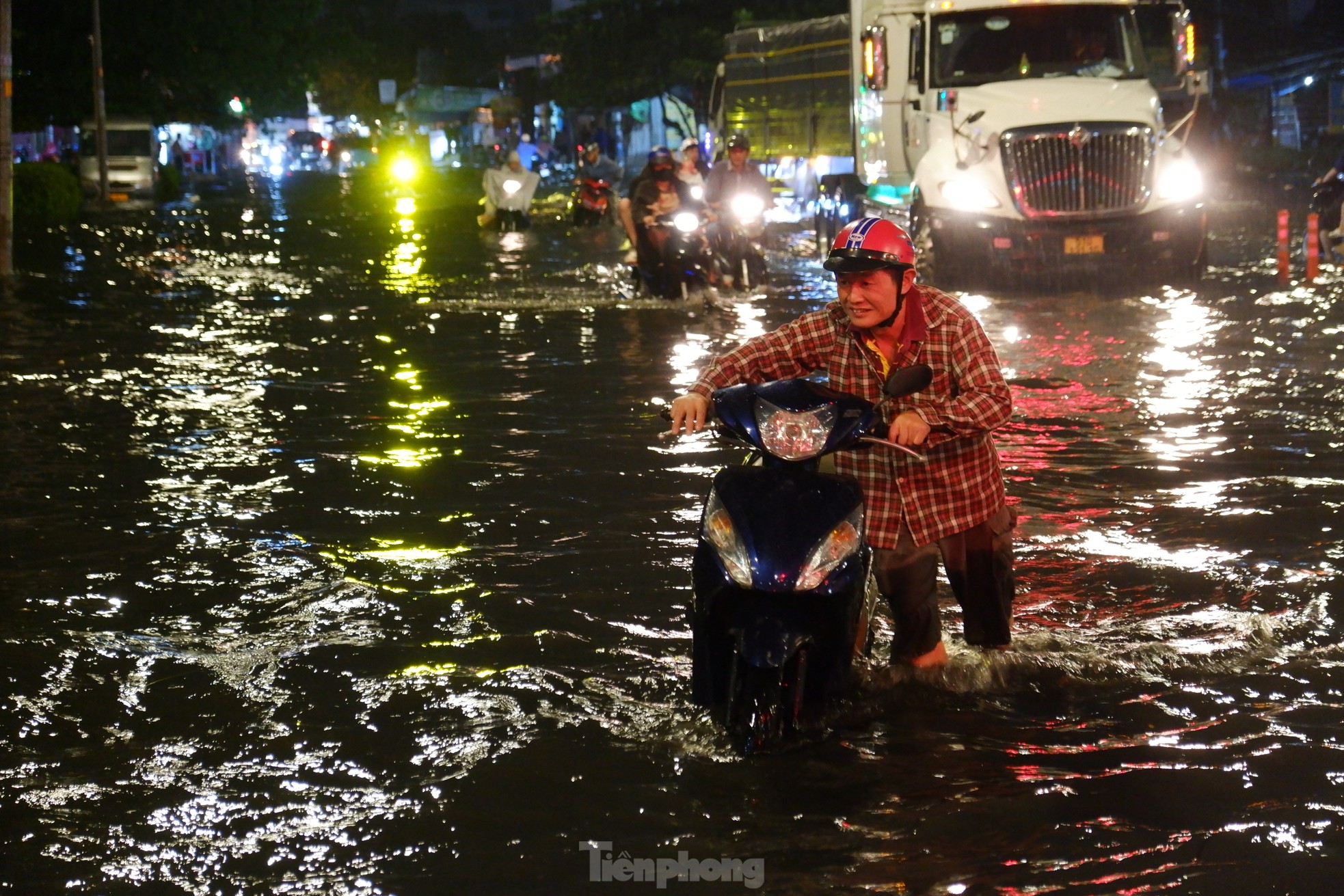 TPHCM: Mưa lớn như trút nước, đường phố, hầm chui ngập úng, xe 'chết máy' la liệt- Ảnh 2.