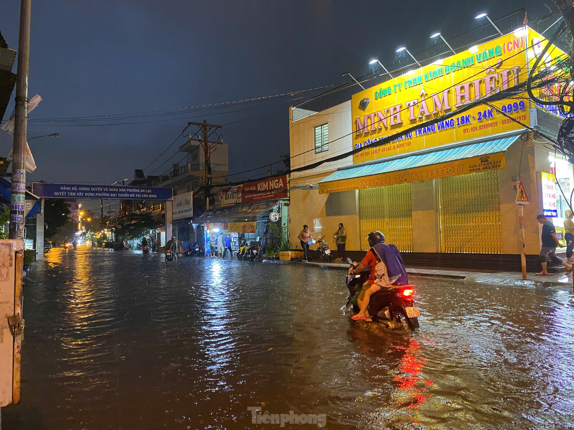 TPHCM: Mưa lớn như trút nước, đường phố, hầm chui ngập úng, xe 'chết máy' la liệt- Ảnh 10.