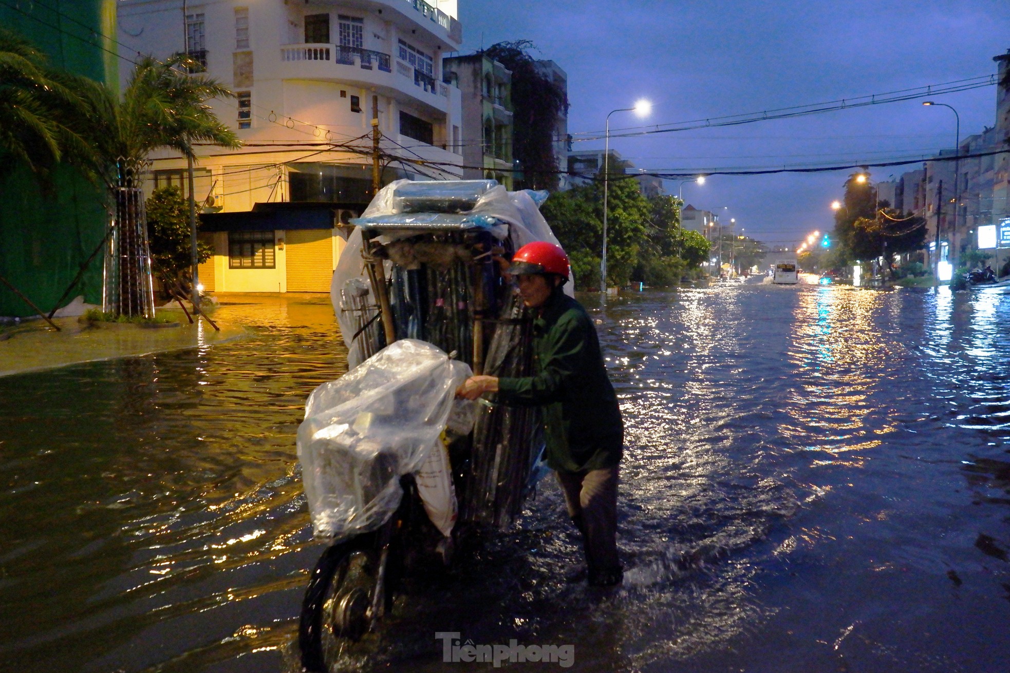 TPHCM: Mưa lớn như trút nước, đường phố, hầm chui ngập úng, xe 'chết máy' la liệt- Ảnh 5.