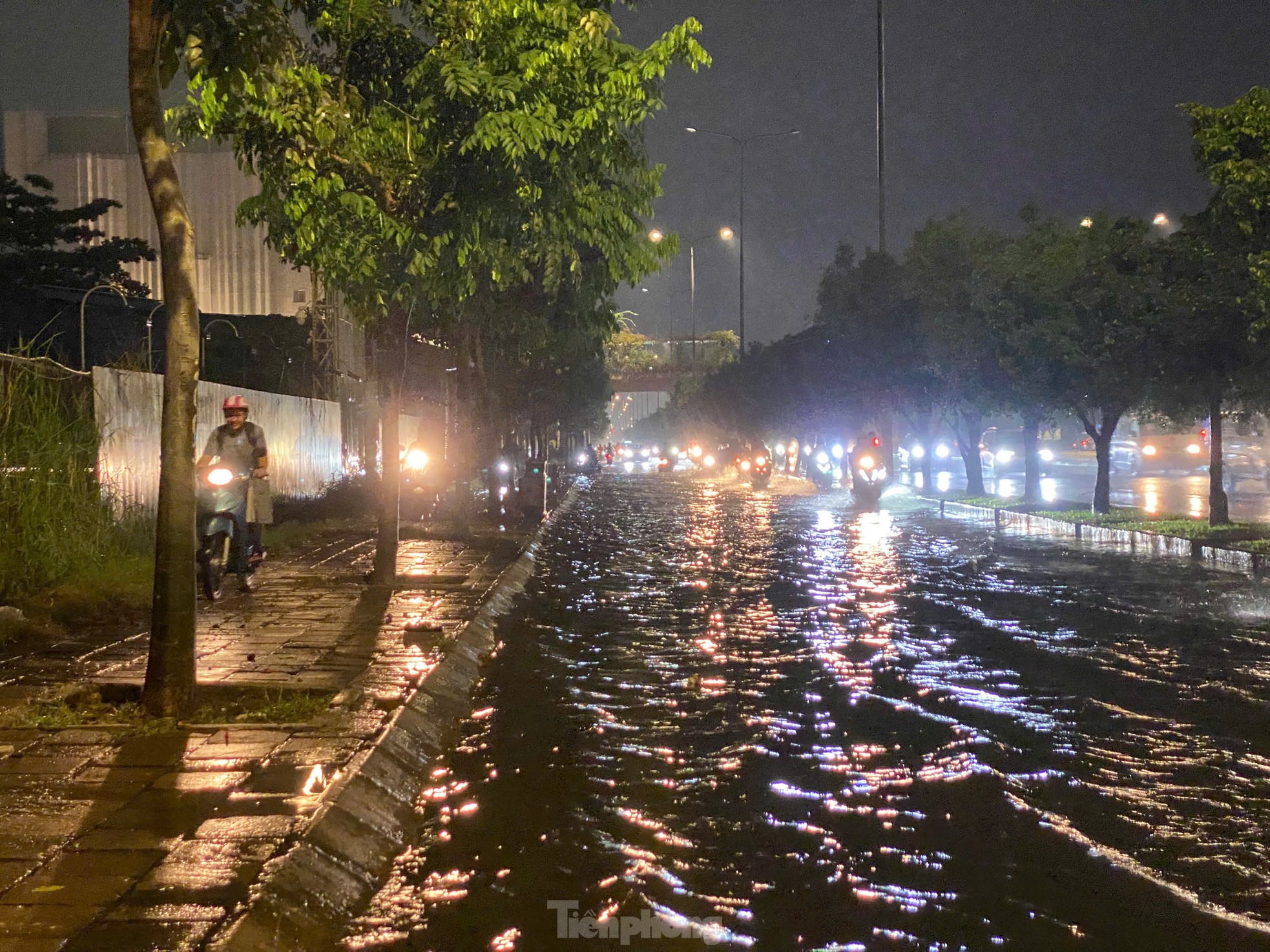 TPHCM: Mưa lớn như trút nước, đường phố, hầm chui ngập úng, xe 'chết máy' la liệt- Ảnh 11.