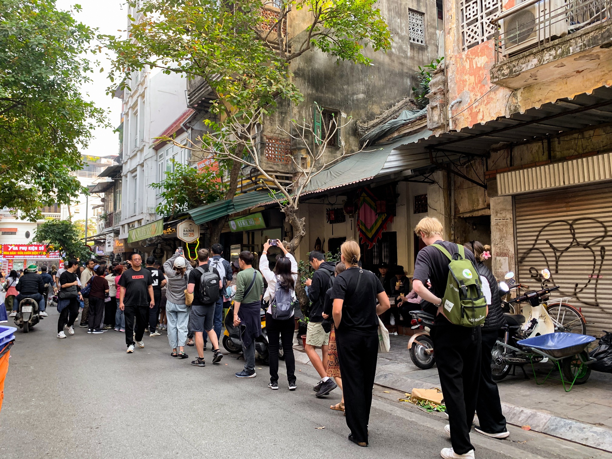 Hà Nội cuối tuần, khách Tây kéo vali xếp hàng dài tại 1 địa điểm giữa phố cổ, nhìn kỹ hiểu ngay lý do- Ảnh 3.